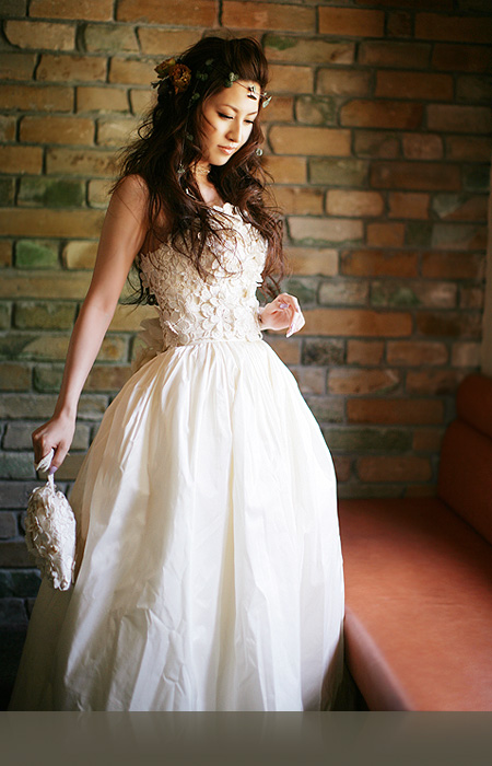 21.シルクタフタでふんわりと可愛いクラシカルなウエディングドレス
